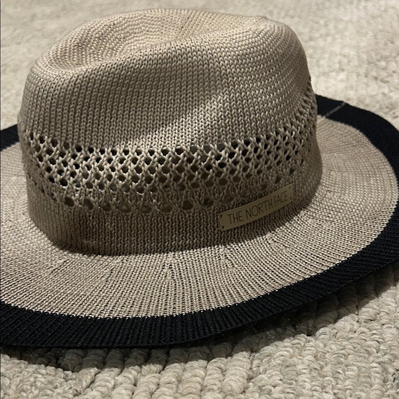 The North Face Packable Beige and Black Wide Brim Hat - Picture 4 of 8